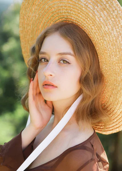 Retrato Una Hermosa Joven Con Sombrero Paja Posando Sobre Fondo — Foto de Stock