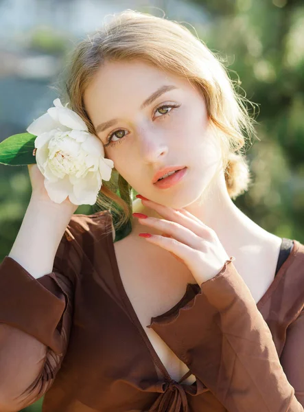 Detailní Portrét Roztomilé Blondýny Bílou Květinou Ruce Ročník Tónu — Stock fotografie