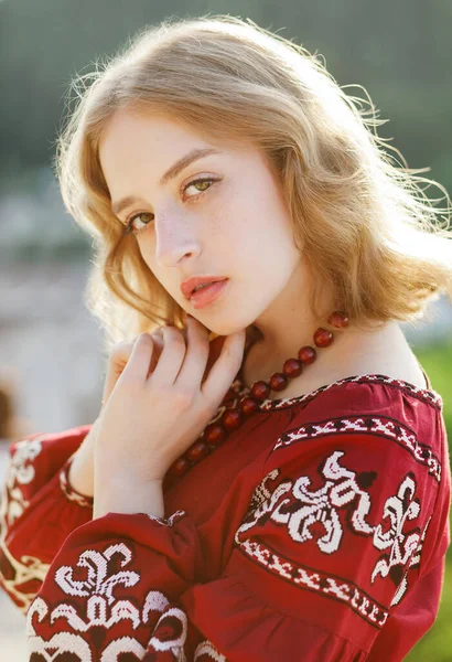 Retrato Uma Jovem Loira Vestido Nacional Vermelho Posando Livre — Fotografia de Stock