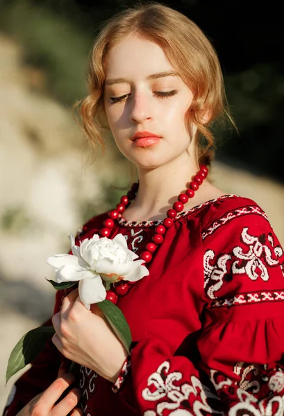 Beautiful Girl Traditional Ethnic Red Dress Posing Outdoors White Peony — Foto Stock