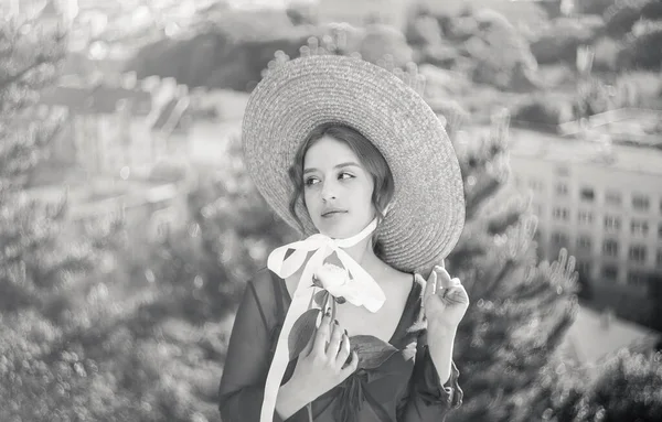 Retrato Cerca Una Linda Rubia Con Sombrero Paja Atardecer Tono —  Fotos de Stock