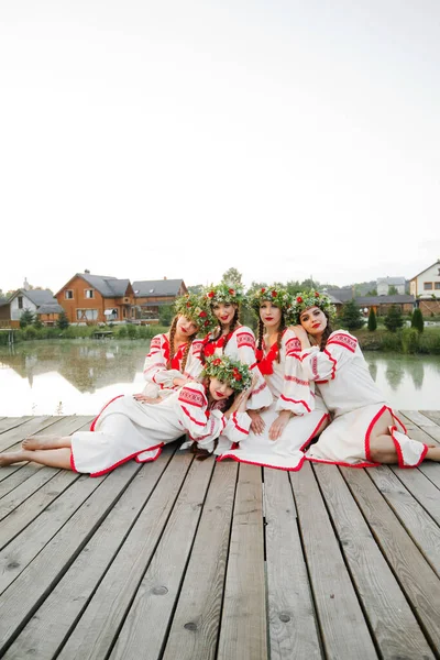 Cinq Jeunes Filles Chemises Blanches Avec Des Ornements Floraux Posent Images De Stock Libres De Droits