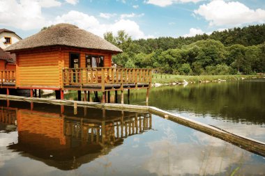 Eğlence için şehir kompleksi. Göl kenarındaki ahşap evler.
