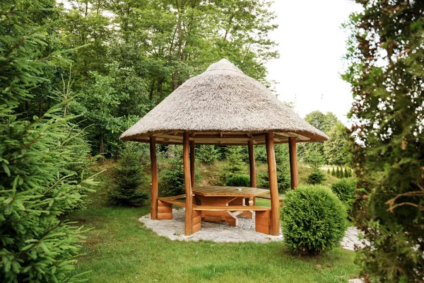 Yaz manzara arka plan üzerine açık ahşap çardak
