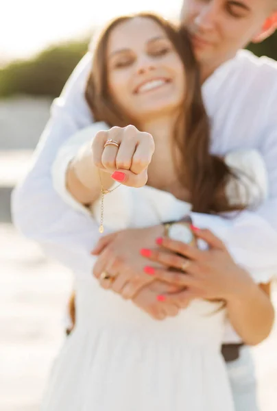 Ένα Χαρούμενο Κορίτσι Δείχνει Γροθιά Της Ένα Δαχτυλίδι Αρραβώνων Στο — Φωτογραφία Αρχείου