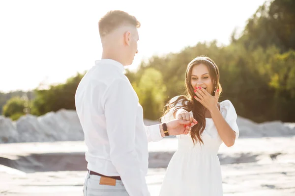 Photo Man Making Proposal His Amazed Woman —  Fotos de Stock