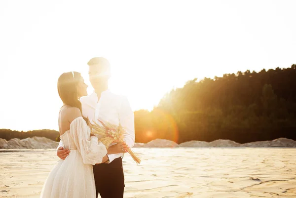 Luxury Bride White Dress Ivory Shade Sweet Couple Embracing Tenderly — Stock fotografie