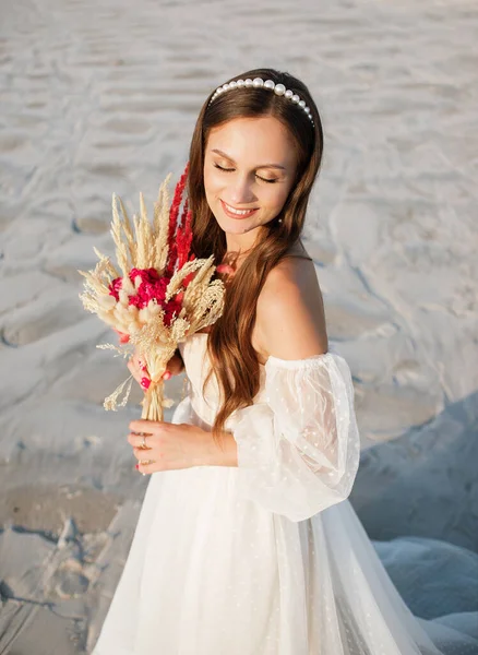 Beautiful Girl Wedding Dress Posing Front Desert Sand Canyon Bouquet — Stockfoto