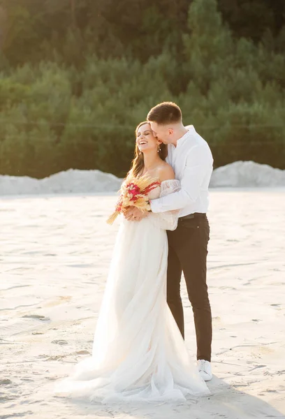 Newlyweds Hugging Sand Quarry Beautiful Couple Wedding Day Desert Dunes — Stockfoto