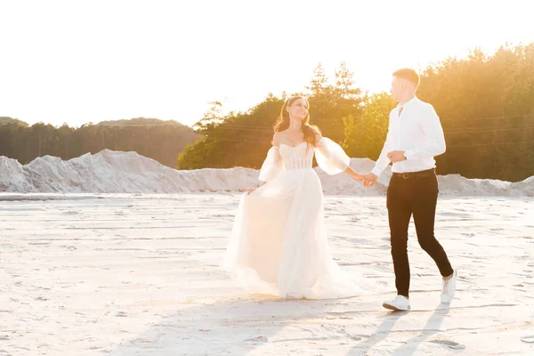 Newlyweds Love Holding Hands Run Sandy Beach Sunset — Stock fotografie