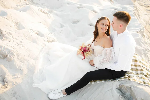Love Story Beautiful Couple Wedding Luxury Dress Bouquet Desert Sand — Stock fotografie