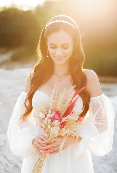 Beautiful Girl Wedding Dress Posing Sand Canyon Bouquet Her Hands — Stockfoto