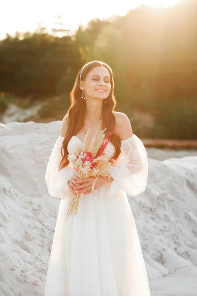 Beautiful Girl Wedding Dress Posing Sand Canyon Bouquet Her Hands — Stockfoto