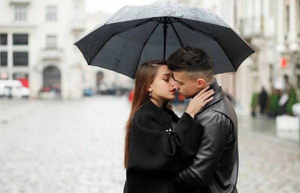 Sladký Pár Chlapec Dívka Objímající Dešti Pojem Láska Romantika Vášeň — Stock fotografie