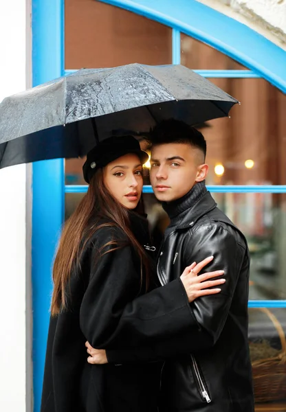 Loving Couple Rain Beautiful Girl Holding Umbrella While Her Boyfriend — Stok fotoğraf
