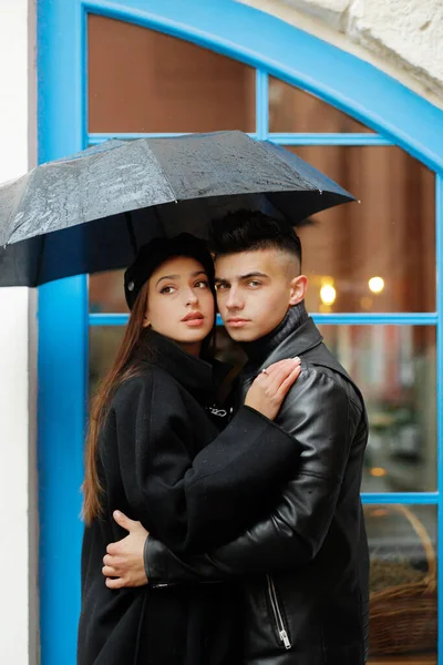 Loving Couple Rain Beautiful Girl Holding Umbrella While Her Boyfriend —  Fotos de Stock