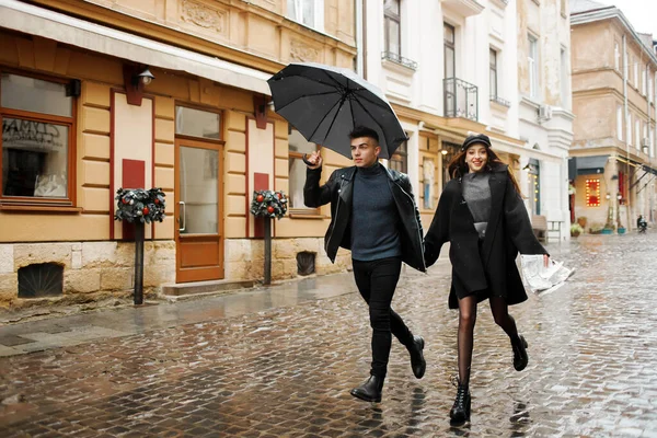 Happy Couple Running Street Rainy Weather Guy Holds Umbrella His —  Fotos de Stock