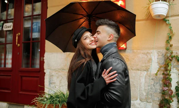 Beautiful Young Couple Hugging Rain Background Pizzeria Pretty Girl Guy — Stok fotoğraf
