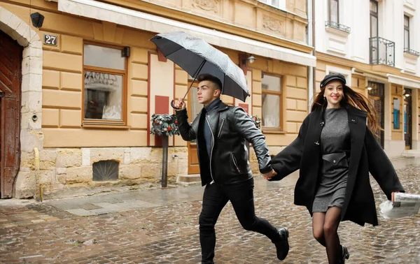 Happy Couple Running Street Rainy Weather —  Fotos de Stock