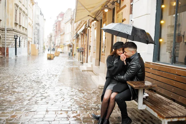 Young Couple Sitting Cafe Bench Umbrella Rainy Weather Concept Love — Stok fotoğraf