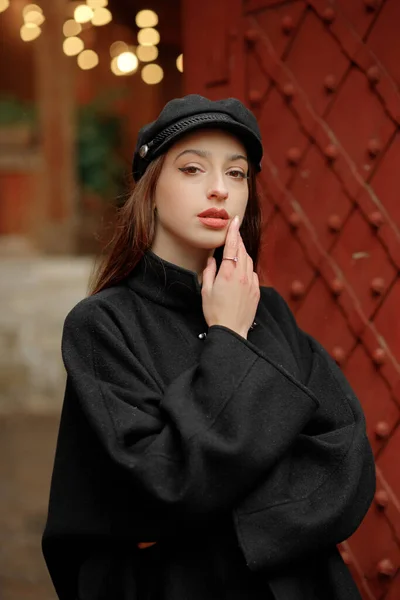 Luxury Girl Black Coat Hat Posing Street — Stok fotoğraf