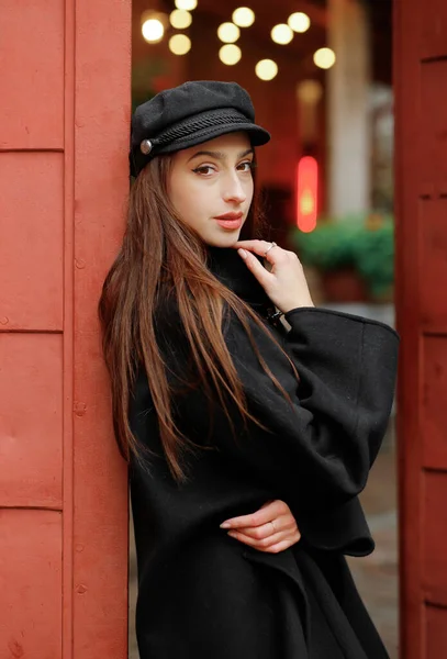 Luxury Girl Black Coat Hat Posing Street — Stock fotografie