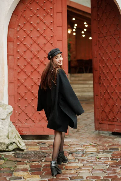 Stylish Girl Black Coat Walks Street — Stockfoto