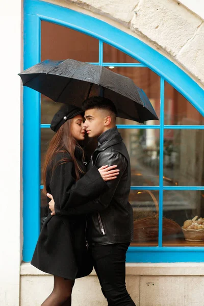 Ζευγάρι Αγάπη Στη Βροχή Όμορφη Κοπέλα Κρατώντας Μια Ομπρέλα Ενώ — Φωτογραφία Αρχείου