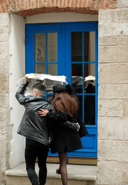 Couple Uses Newspaper Protection Rain While Running Cafe Lviv Ukraine —  Fotos de Stock