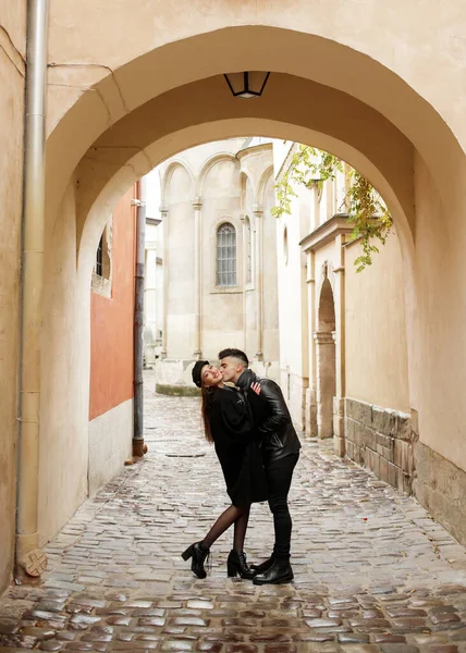 Young Couple Hugging Yard Old Town November 2019 Lviv Ukraine — Φωτογραφία Αρχείου