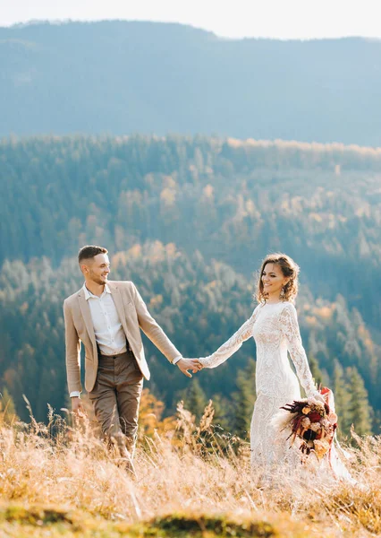 Boho Wedding Mountains Happy Newlyweds Running Sunset — Stockfoto
