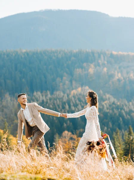 Beautiful Newlyweds Walking Mountains Wedding Boho Style — Stock Fotó