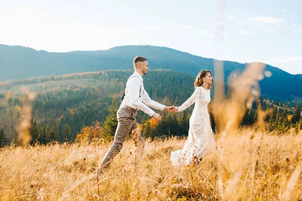 Boho Wedding Mountains Happy Newlyweds Running Sunset — Stockfoto