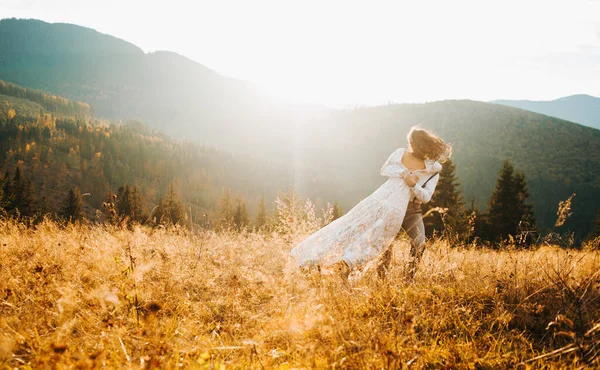 Beautiful Newlyweds Walking Mountains Wedding Boho Style — Stockfoto