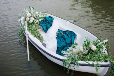 Çiçeklerle süslenmiş bir tekne. Gölde çiçekli tekne. 