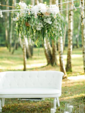 Dekorasyonlar, ormandaki çiçekçiler, düğün töreninin detayları..