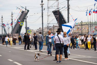 Saint-Petersburg 2021 'de büyük bir savaş gemisi ve donanma geçit töreni. Rus donanmasının 325 'inci yıldönümünü kutluyoruz.
