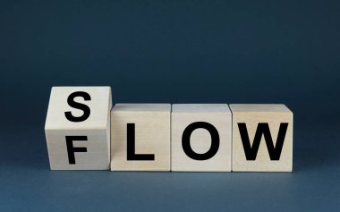 Yavaş ol ya da akıntıya kapıl. Küpler akış sırasında kelimeleri yavaş yavaş şekillendirir. İş ve yaşam tarzı kavramı