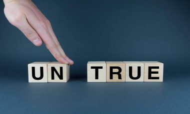 Doğru ya da yanlış. El, doğru olmayan sözcüğü küplerden gerçeğe dönüştürür. Medya, bilgi ve iş konsepti