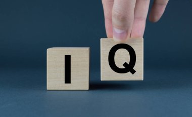 IQ zeka sembolü. Küpler IQ 'yu oluşturur. Zeka testi kavramı