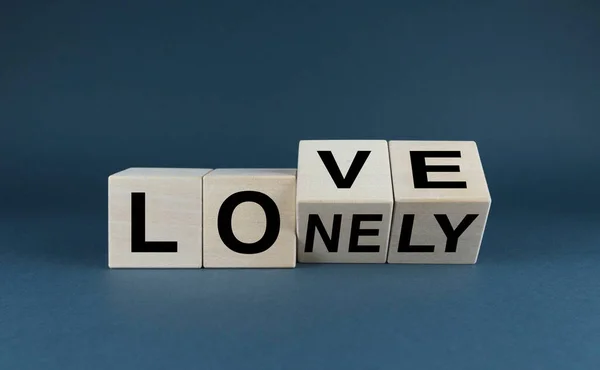 孤独或爱 立方体形成了孤独或爱的表达 生活方式和社会问题的概念 — 图库照片