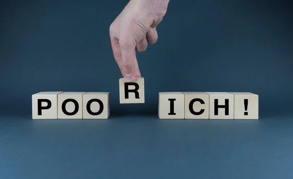 Бедный Богатый Кубики Образуют Слова Бедные Богатые Концепция Бизнеса Социальная — стоковое фото