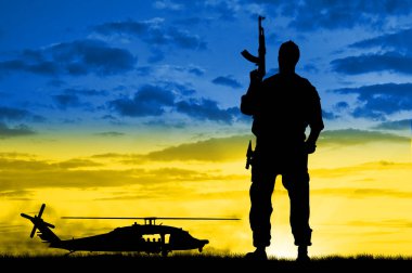 Ukrayna ordusuna karşı Ukrayna bayrağı ve helikopter şeklinde bir siluet. Ukrayna ve Rusya arasındaki savaşı kabul et