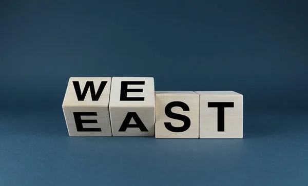 Este Oeste Cubos Formam Palavras Leste Oeste Imagem Conceitual — Fotografia de Stock