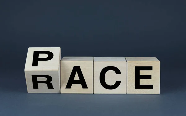 Hızlan Yarış Küpler Tercih Edilen Sözcükleri Oluşturur Pace Veya Irk — Stok fotoğraf