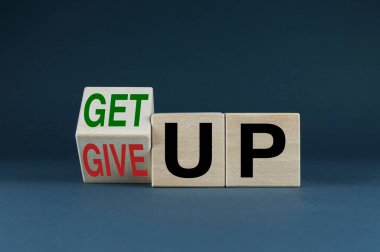 Kalk ya da vazgeç. Küpler kelimeler oluşturur. Kalk ya da vazgeç. İş ya da yaşam tarzı kavramı