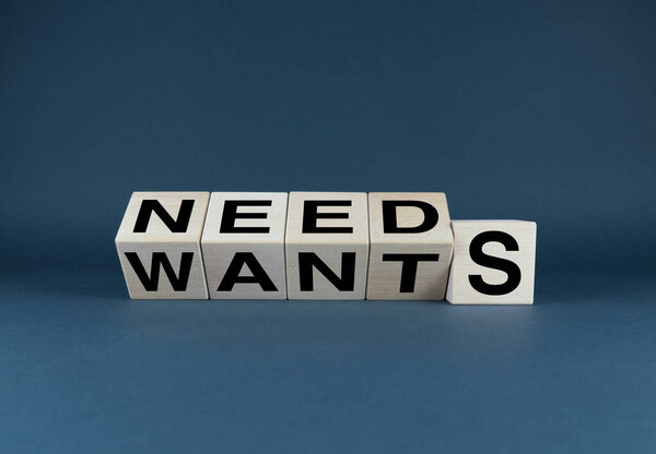 Нуждается или хочет. Кубики образуют выбор слов "Требует" или "Хочет". Концепция потребности или желания дилеммы