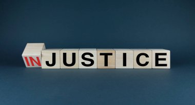 Adaletsizlik ya da adalet. Küpler adaletsizlik ya da adalet için seçilmiş kelimeleri oluşturur. Sosyal meseleler kavramı