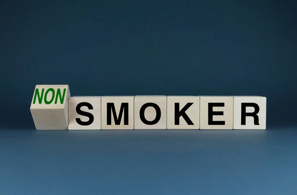 喫煙者または非喫煙者 キューブは単語の喫煙者や禁煙喫煙者を形成します 喫煙者又は非喫煙者の概念 — ストック写真