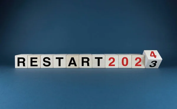 Restart 2023 2024 Kostki Tworzą Słowa Restart 2023 2024 Koncepcja — Zdjęcie stockowe